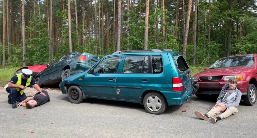 Poszkodowani młodzi ludzie, samochody w rowie i mnóstwo służb ratunkowych...