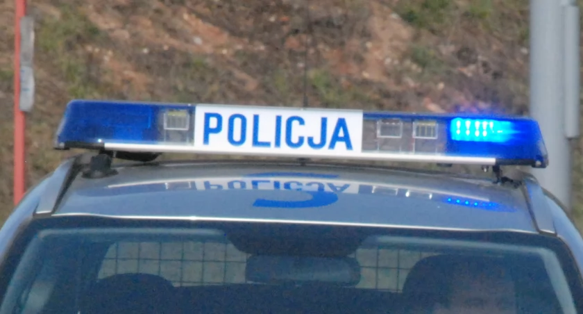 Wandal na niestrzeżonym parkingu w Starachowicach. Zniszczył samochód