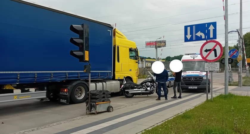 Wypadek w okolicach przejazdu kolejowego w Starachowicach. Zderzenie tira z motocyklistą [ZDJĘCIA]
