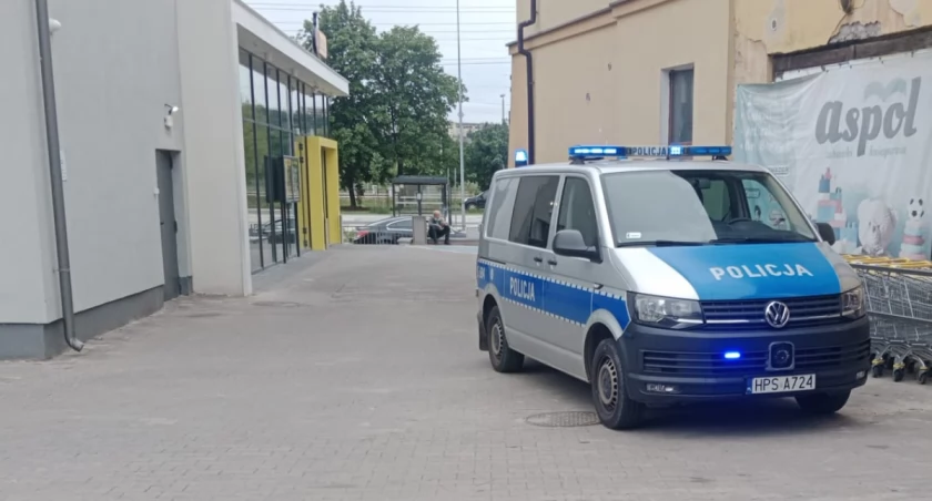 Bomba w Biedronce w Starachowicach? Policja sprawdza tajemniczą walizkę