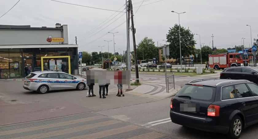 Akcja policji i straży pożarnej w Biedronce w Starachowicach. Służby czekają na przyjazd pirotechników