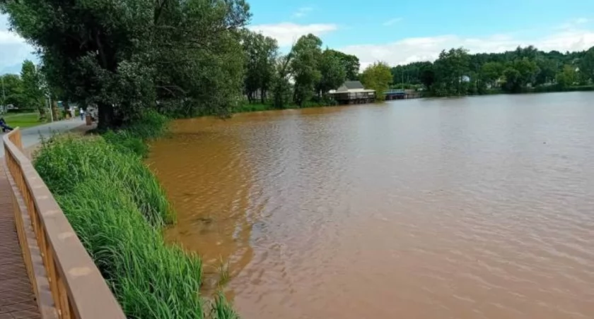 Ruda woda z zalewie Pasternik, co tym razem? Służby ochrony środowiska już wiedzą