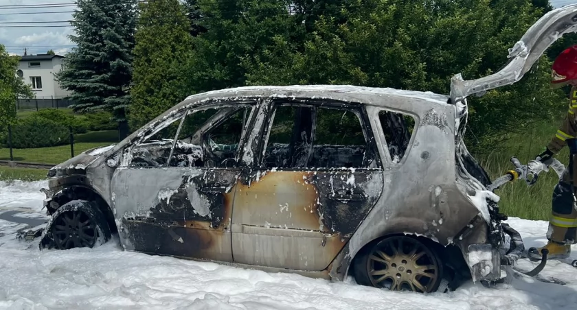 Pożar samochodu osobowego w Parszowie. Kobieta ewakuowała się z auta [ZDJĘCIA]