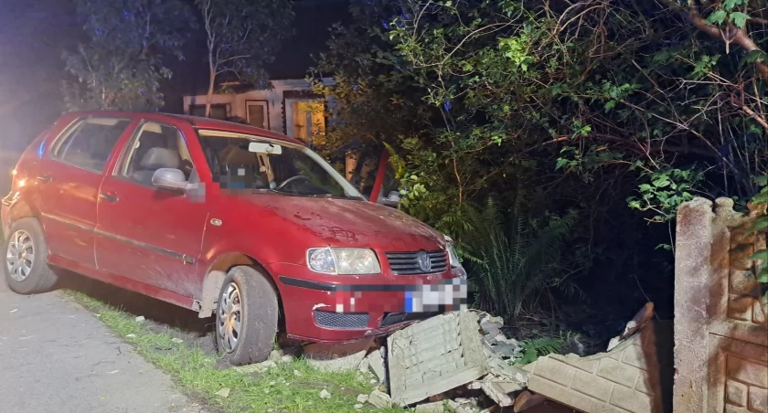 Wypadek w Krynkach. Pijana kobieta skasowała ogrodzenie posesji [ZDJĘCIA]