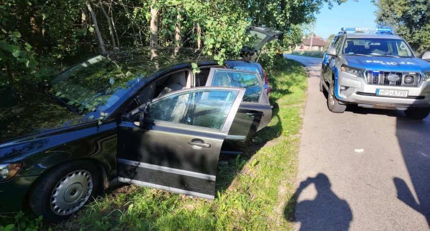 Wypadek w Rudzie. Kierowca volvo uderzył w drzewo, pasażerka w szpitalu