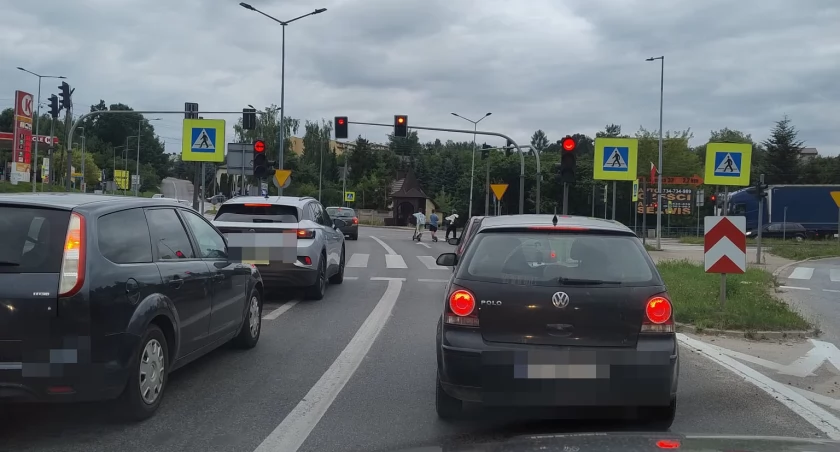 Niebezpieczna jazda na hulajnogach w Starachowicach. Slalomem między samochodami