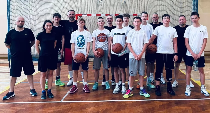 Basket Starachowice organizatorem wyjątkowego meczu. Rodzice kontra zawodnicy