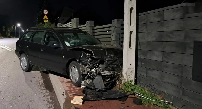 Rozpędzonym audi wjechał w słup. Nocna kraksa na ul. Moniuszki w Starachowicach [ZDJĘCIA]