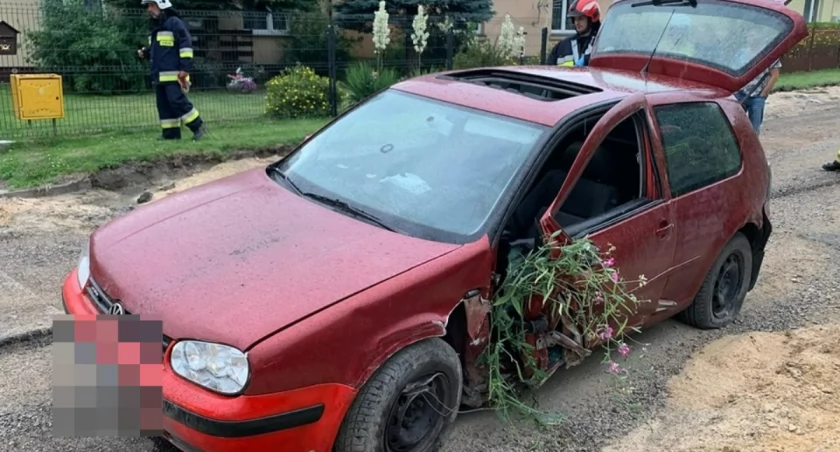 Wjechał w ogrodzenie, broń w samochodzie. Policja ustaliła kto kierował volkswagenem golfem