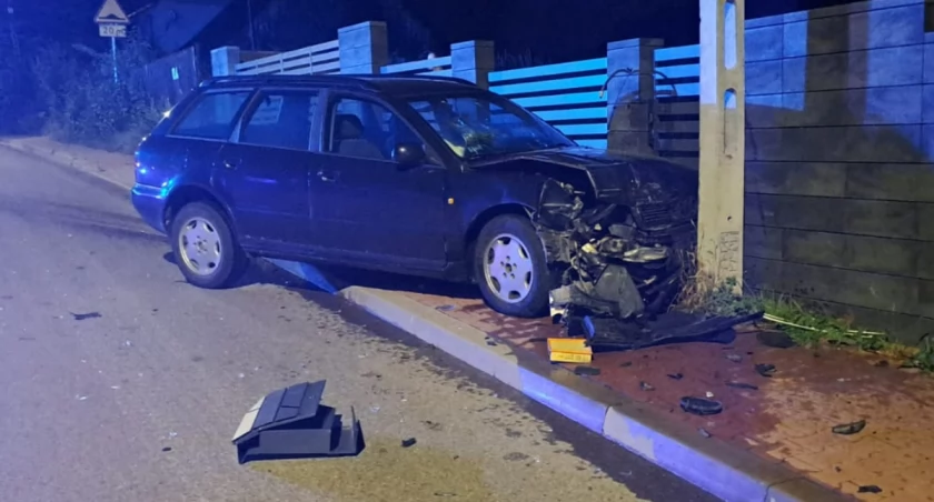 Kierowca audi nadal poszukiwany przez policjantów. Doprowadził do zderzenia z pojazdem i wjechał w słup