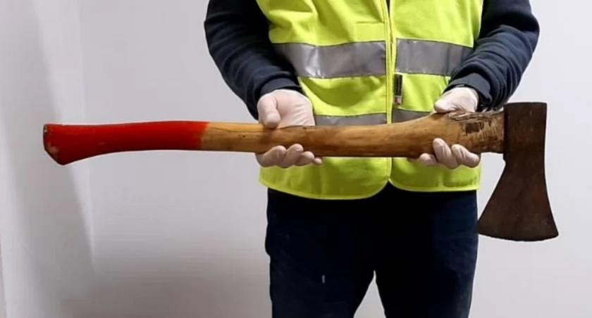Domowa awantura w Wąchocku. Pijany groził bratu siekierą