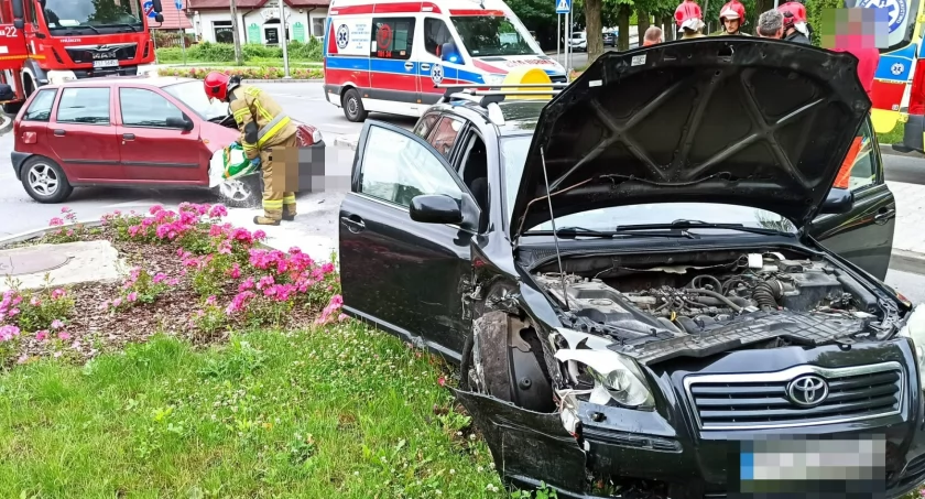 Zderzenie dwóch samochodów w Starachowicach. Kierujący przetransportowani do szpitala