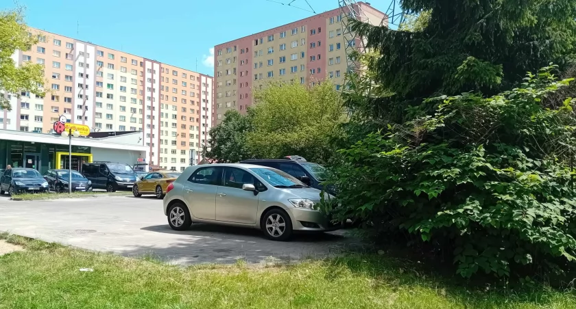 Konieczne przejście koło Biedronki na Majówce. Ciekawa inicjatywa mieszkańców