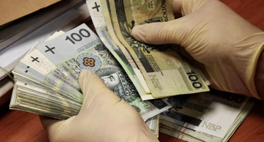 60 tys. złotych przekazała fałszywemu policjantowi. Seniorka z powiatu starachowickiego na celowniku oszustów