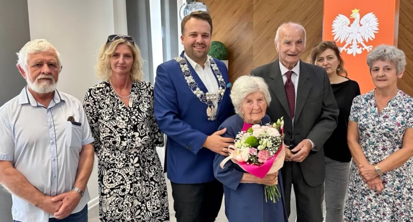 Od 70 lat trzymają się za ręce. Niesamowita historia Kamiennych Jubilatów