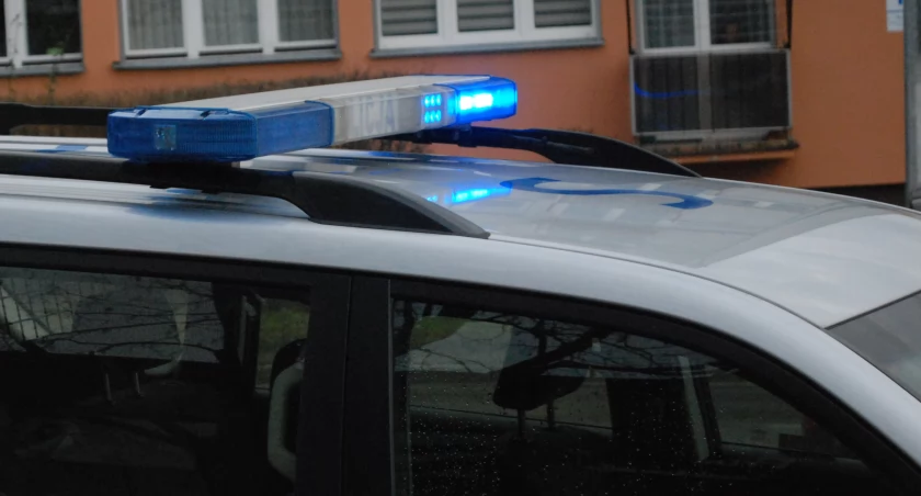 Czołowe zderzenie dwóch samochodów w Radkowicach. Kierująca fordem zabrana do szpitala