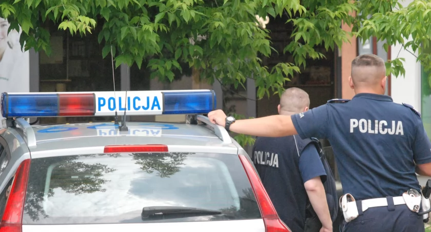 Holował samochód z pijanymi w środku. Poprosili seniora o pomoc, bo skończyło im się paliwo 