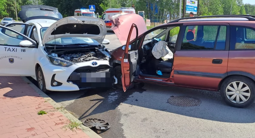 Wypadek w Starachowicach. Zderzenie taksówki z osobowym oplem, są poszkodowani