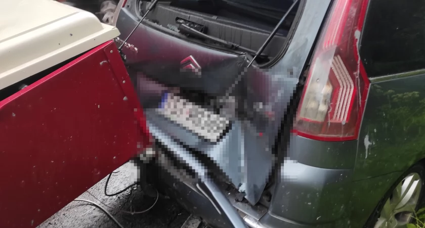 Wypadek na leśnym odcinku drogi pomiędzy Starachowicami a Rzepinem. Mazda uderzyła w citroena