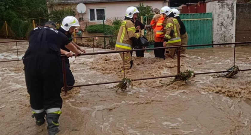 Dramat mieszkańców naszego regionu. Strażacy z powiatów skarżyskiego i starachowickiego ruszyli poszkodowanym na pomoc
