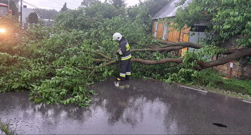 Nawałnica w powiecie starachowickim, zerwany dach w Bukówce. Blisko 30 zdarzeń w nocy i o poranku