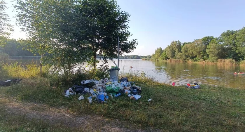 Na zalewem Piachy. Kto i jak ma to posprzątać?