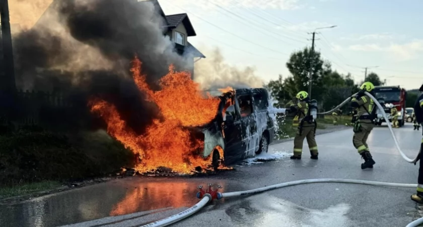 Ewakuacja kierowcy z samochodu. Strażacy znają wstępną przyczynę pożaru