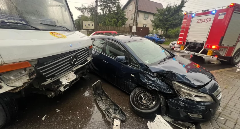 Zderzenie dwóch samochodów. Kierująca z mandatem od policjantów