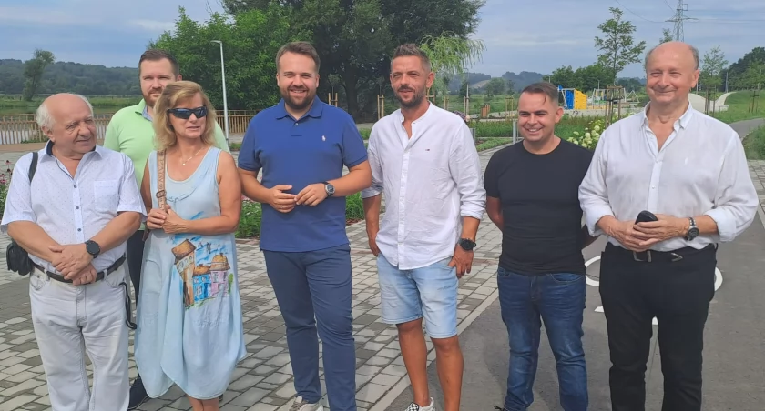 Północna linia brzegowa Pasternika zagospodarowana. Jest nowa kładka na rzece Kamienna