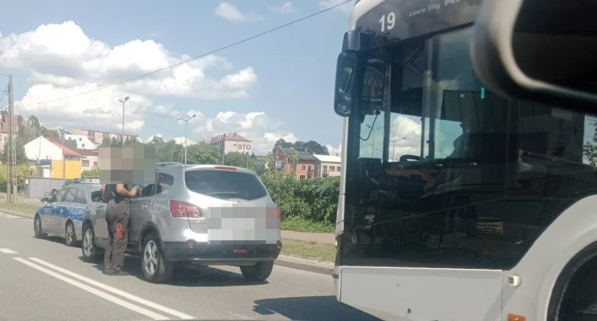 Zderzenie miejskiego autobusu z nissanem w Starachowicach. Pasażerka trafiła do szpitala