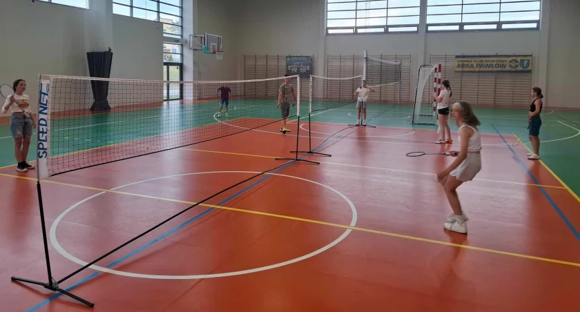 Wakacyjne zajęcia z badmintona w gminie Pawłów