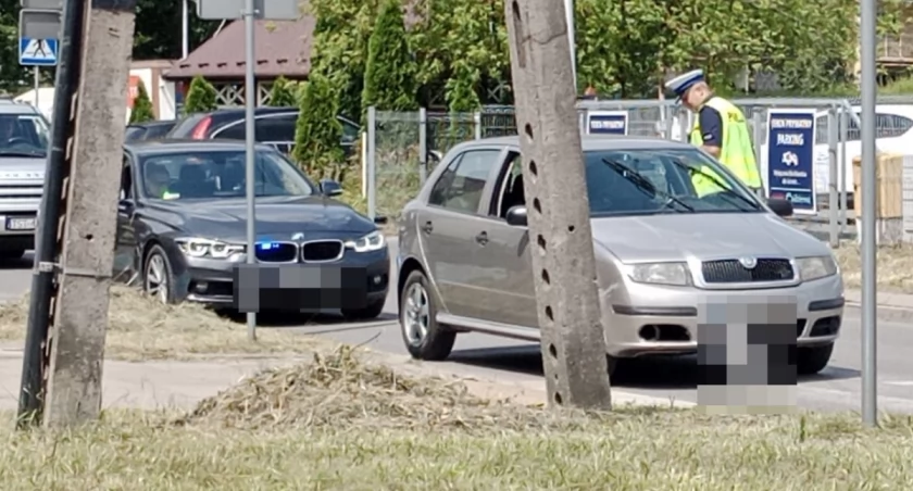 Pijany i na dodatek bez uprawnień do kierowania. Kierowca skody zatrzymany przez policjantów