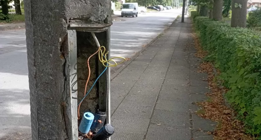 Niebezpieczne kable z latarni ulicznej na ulicy Lipowej w Starachowicach