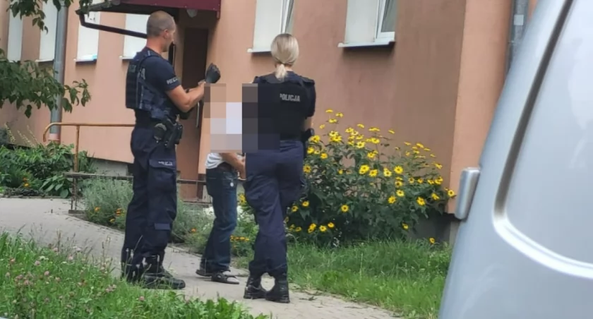 Opuścił spodnie i kazał się całować w d... Interwencja policji na osiedlu Majówka w Starachowicach