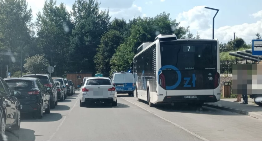Uciążliwe parkowanie nad zalewem Lubianka w Starachowicach. W weekend ponownie wysyp mandatów