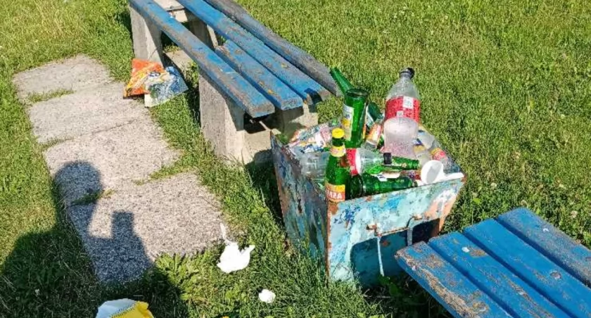 Plac przy Szkole Podstawowej nr 11 w Starachowicach. Miejsce zabaw czy schadzek małolatów?