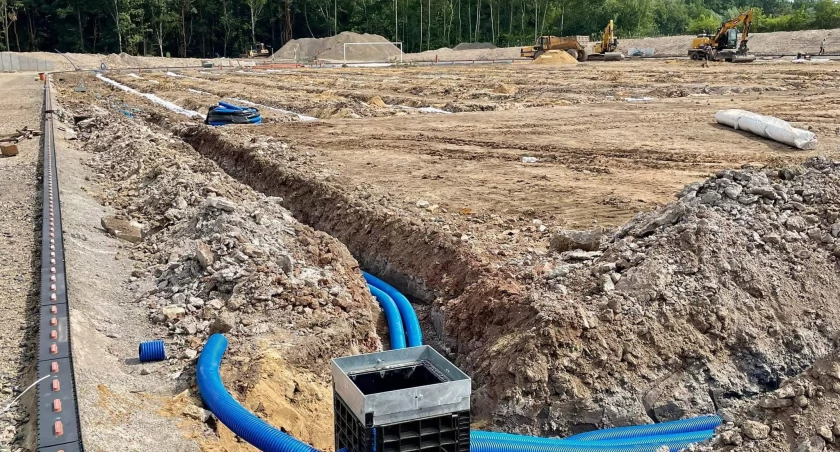 Kto zapłaci za murawę starachowickiego stadionu? Zamiast trawy w rolkach, będzie wysiew 
