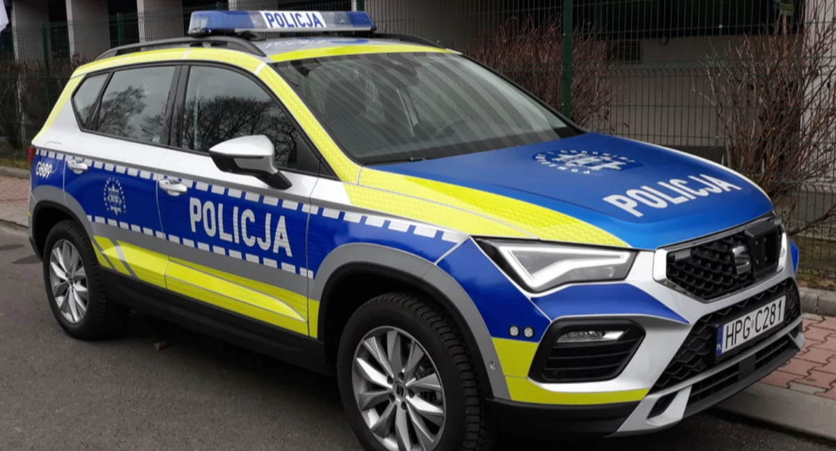 Zakrwawione osoby w samochodzie w Starachowicach? Pogotowie i policja na parkingu przed miejskim basenem