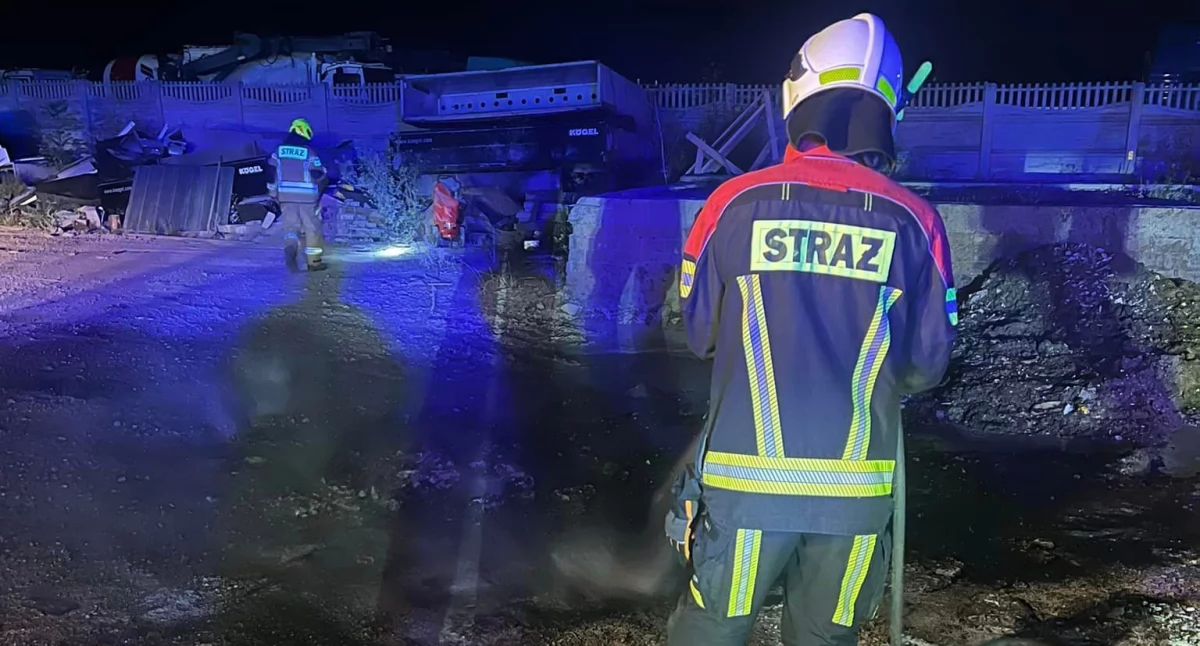 Pożar hali z ciężarówkami? To zgłoszenie w środku nocy poderwało strażaków