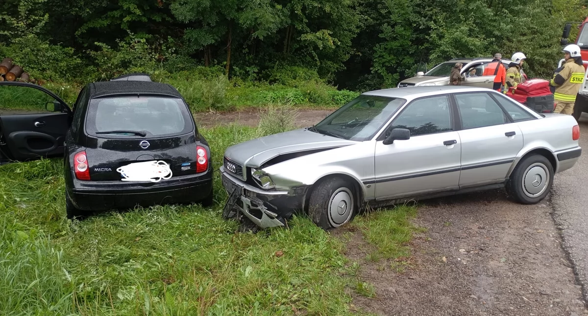 Zderzenie dwóch samochodów w Bronkowicach. 71-letnia pasażerka trafiła do szpitala