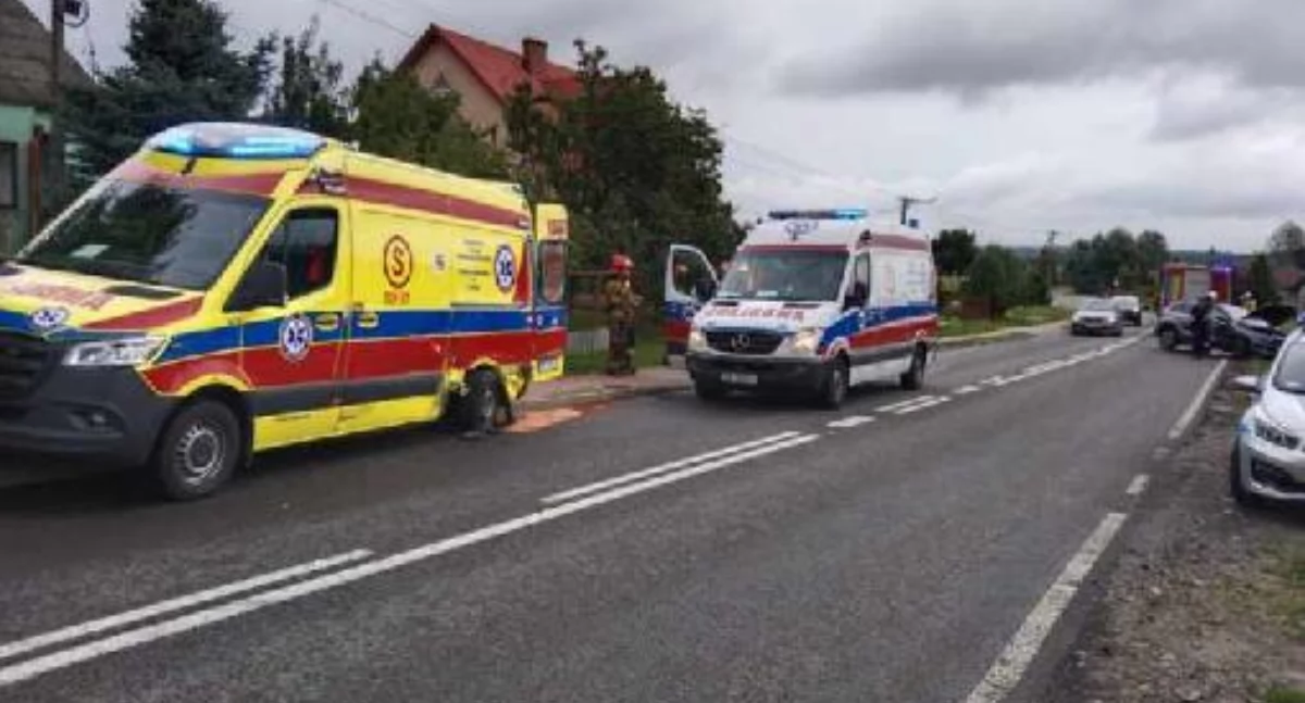 Wypadek w Jadownikach. Zderzenie skody z karetką pogotowia ratunkowego