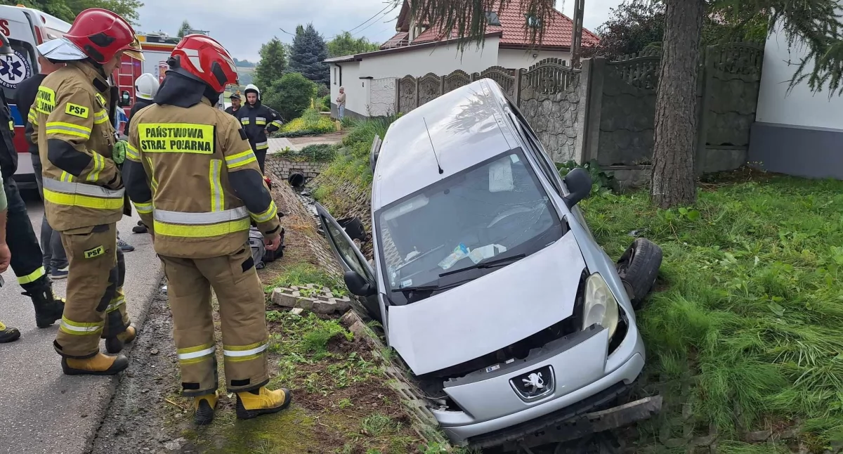 Nowy tydzień rozpoczął się wypadkowo. Cztery osoby z peugeota poszkodowane