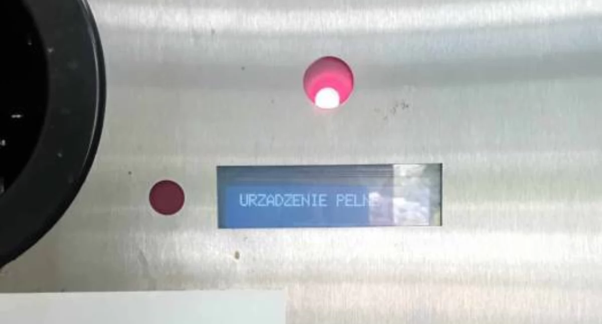 Butelkomat w Skałce znowu przepełniony, ktoś nad tym panuje?