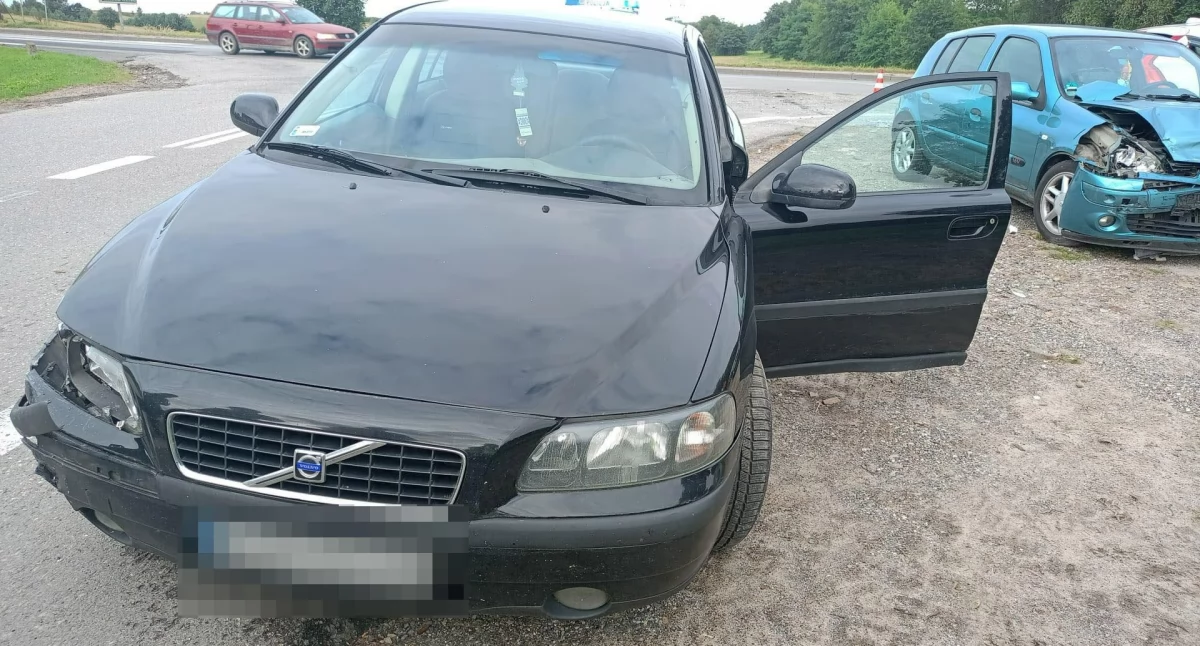 Zderzenie dwóch pojazdów na drodze wojewódzkiej nr 756 w Rzepinie Kolonii. Dwie osoby ranne