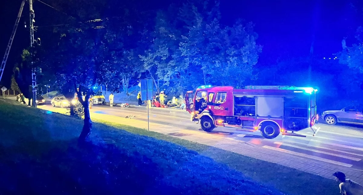 Wypadek w Mircu. Zderzenie motocyklisty z rowerzystą, na miejscu działają służby ratunkowe