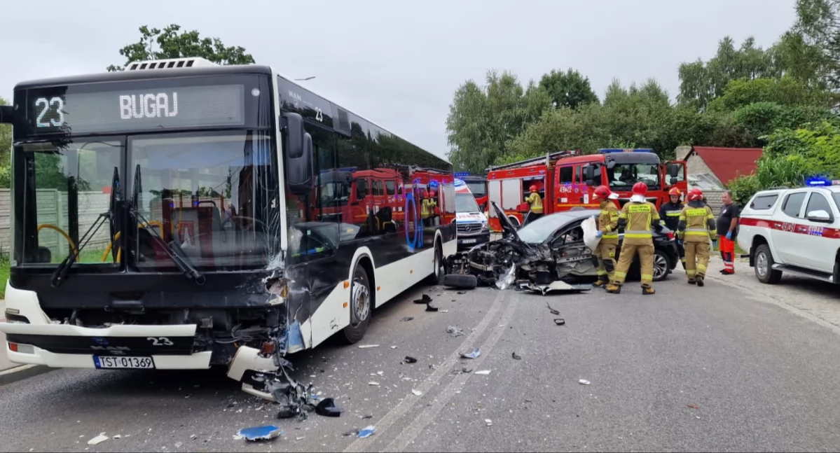 Wypadek w Starachowicach. Zderzenie autobusu miejskiego z citroenem