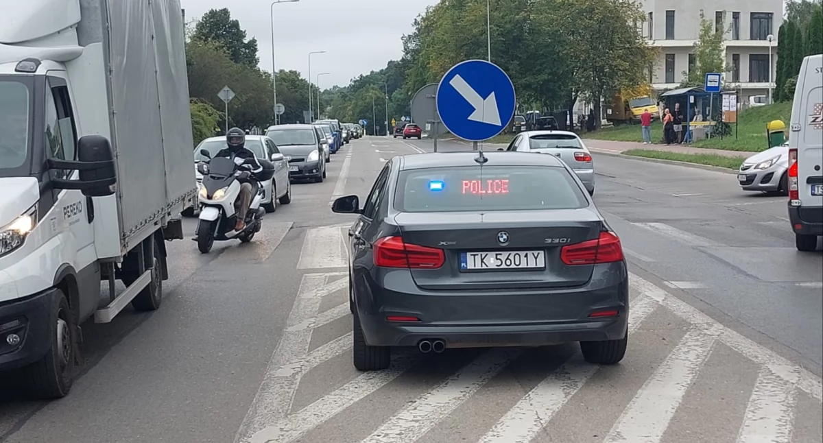 Potrącenie pieszego w Starachowicach. Poszkodowany opatrywany przez ratowników medycznych