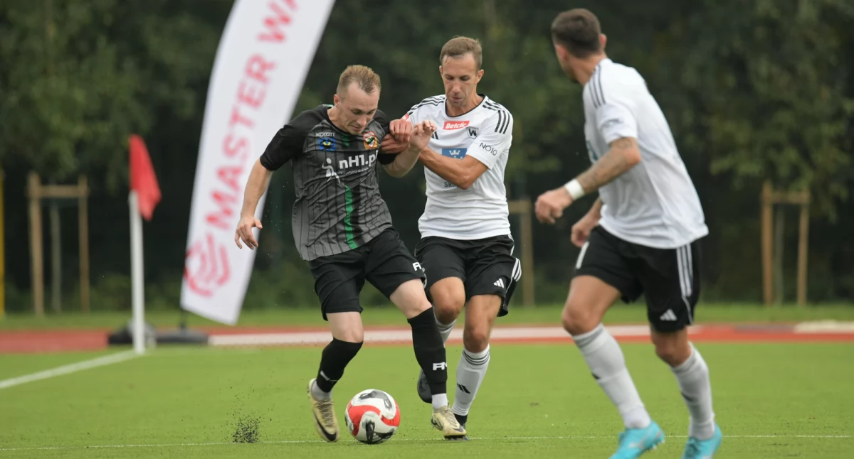 Star Starachowice do przerwy prowadzi z Wiślanami Skawina 1:0. Snajper zielono-czarnych otworzył wynik