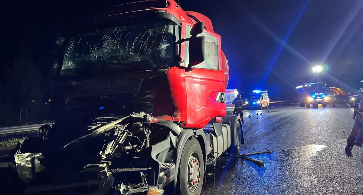 Wypadek dwóch ciężarówek w naszym regionie. Jedna z nich przewoziła gaz [ZDJĘCIA]