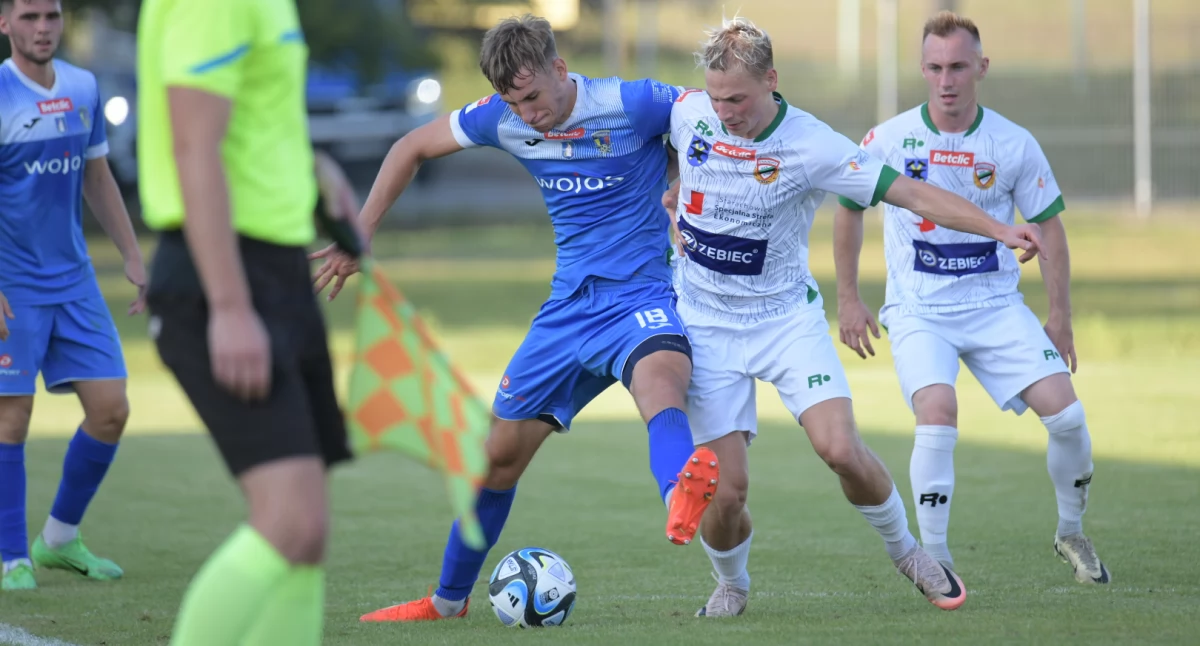 Czwarta wygrana Staru Starachowice w rundzie jesiennej. Zimna krew Adriana Szynki